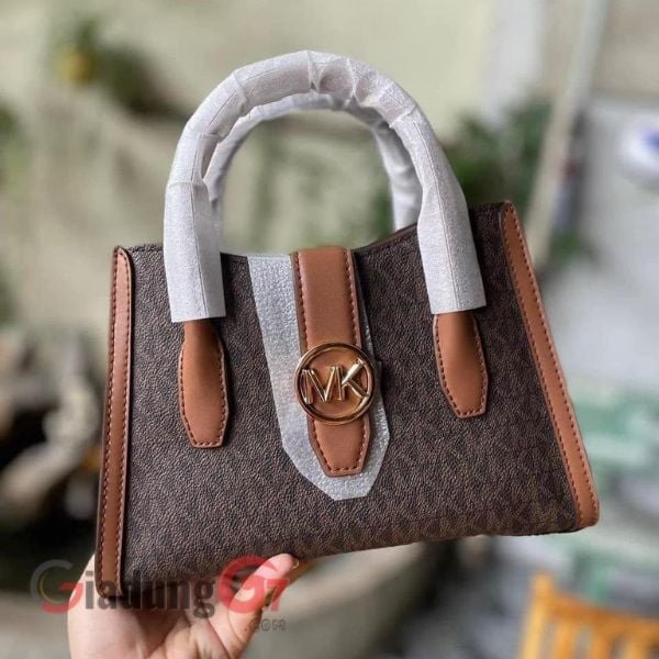 Hãy gặp Túi xách Michael Kors Gabby Small Logo Satchel một chiếc túi xách hiện đại.