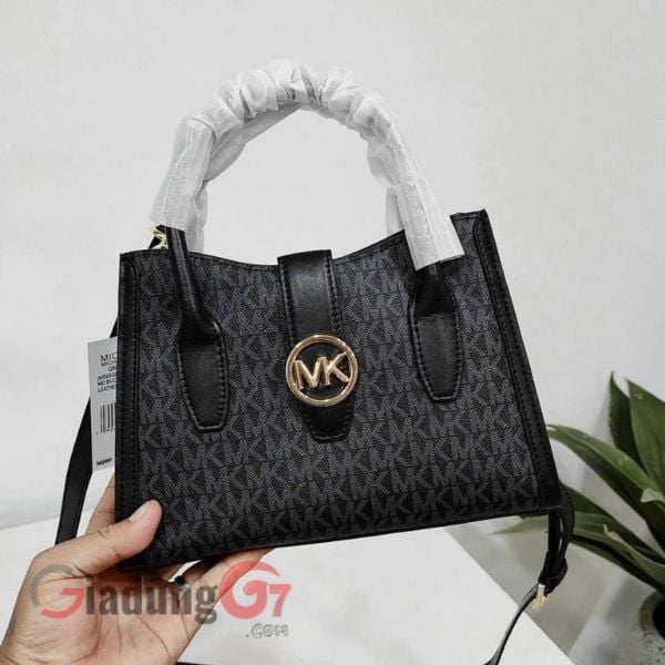 Hãy gặp Túi xách Michael Kors Gabby Small Logo Satchel một chiếc túi xách hiện đại.