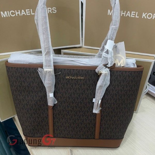 Một số hình ảnh Túi xách Michael Kors Jet Set Travel Large Logo Tote Bag