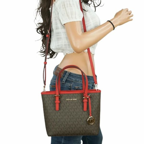 Túi xách Michael Kors Jet Set Travel Small Logo Top-Zip Tote Bag giúp bạn trở nên sang trọng, quý phái