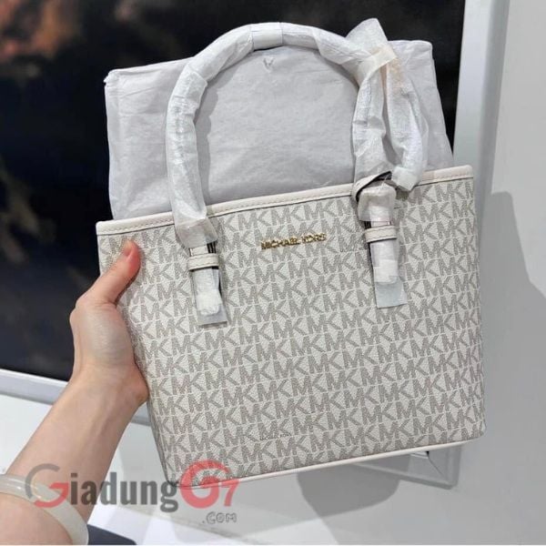 Túi xách Michael Kors Jet Set Travel Small Logo Top-Zip Tote Bag giúp bạn trở nên sang trọng, quý phái