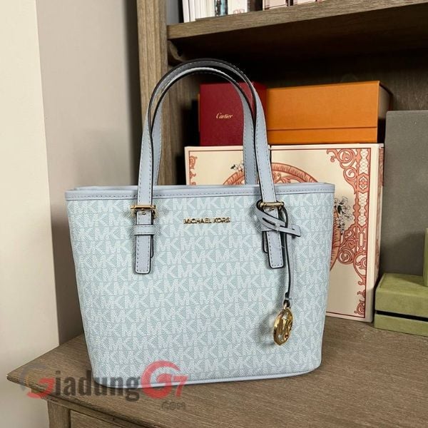 Túi xách Michael Kors Jet Set Travel Small Logo Top-Zip Tote Bag giúp bạn trở nên sang trọng, quý phái