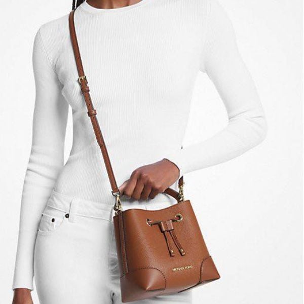 Túi xách Michael Kors Mercer Small Logo Bucket Bag thiết kế sang trọng và nhỏ gọn