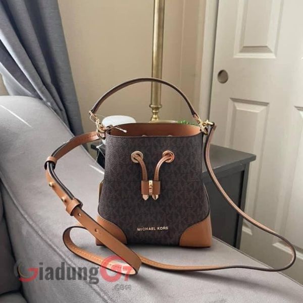 Túi xách Michael Kors Mercer Small Logo Bucket Bag thiết kế sang trọng và nhỏ gọn