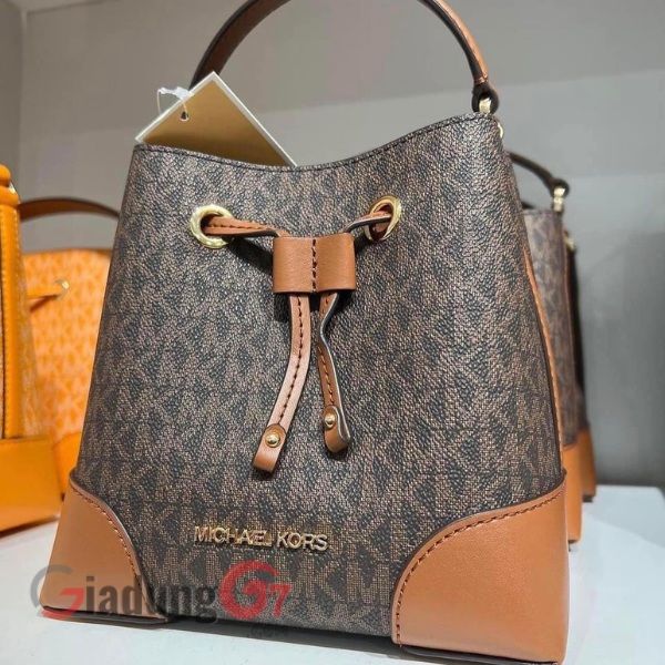 Túi xách Michael Kors Mercer Small Logo Bucket Bag thiết kế sang trọng và nhỏ gọn