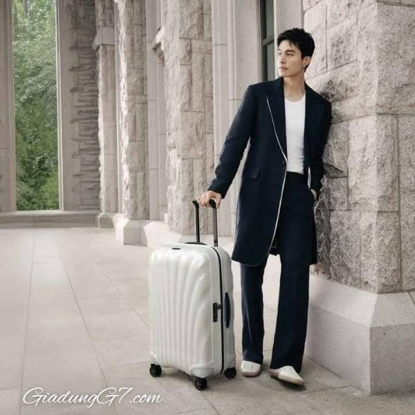 Vali Samsonite C-Lite size 28 màu bạc cực kỳ nhẹ nhờ công nghệ Curv® độc quyền của Samsonite trong ngành hành lý.