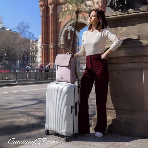 Vali Samsonite C-Lite size 28 màu bạc cực kỳ nhẹ nhờ công nghệ Curv® độc quyền của Samsonite trong ngành hành lý.