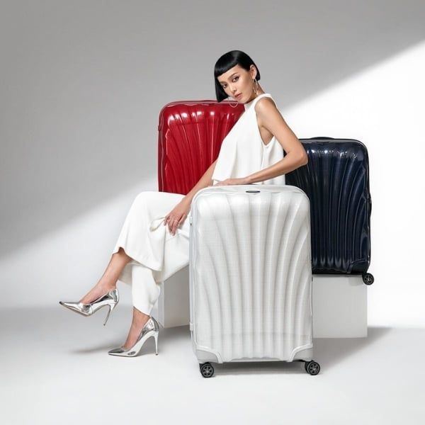 Vali Samsonite C-Lite size 20 màu xanh Midnight cực kỳ nhẹ nhờ công nghệ Curv® độc quyền của Samsonite trong ngành hành lý.