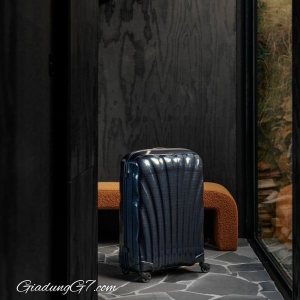 Vali Samsonite C-Lite size 28 màu xanh Midnight cực kỳ nhẹ nhờ công nghệ Curv® độc quyền của Samsonite trong ngành hành lý.