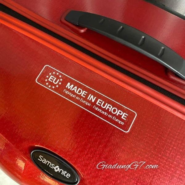 Vali Samsonite C-Lite size 20 màu đỏ cực kỳ nhẹ nhờ công nghệ Curv® độc quyền của Samsonite trong ngành hành lý.
