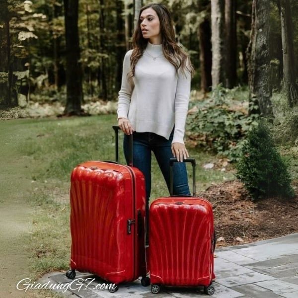 Vali Samsonite C-Lite size 20 màu đỏ cực kỳ nhẹ nhờ công nghệ Curv® độc quyền của Samsonite trong ngành hành lý.