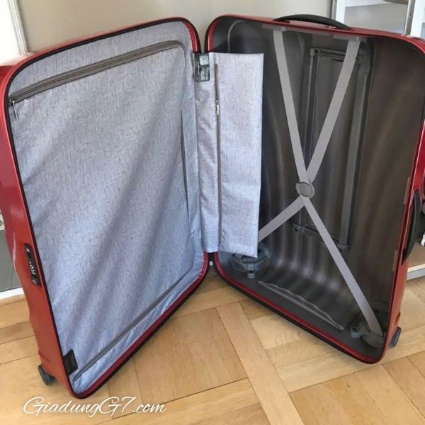 Vali Samsonite C-Lite size 20 màu đỏ cực kỳ nhẹ nhờ công nghệ Curv® độc quyền của Samsonite trong ngành hành lý.