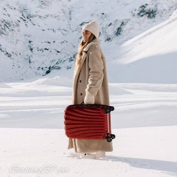 Vali Samsonite C-Lite size 20 màu đỏ cực kỳ nhẹ nhờ công nghệ Curv® độc quyền của Samsonite trong ngành hành lý.