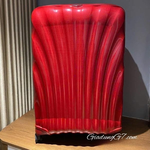 Vali Samsonite C-Lite size 20 màu đỏ cực kỳ nhẹ nhờ công nghệ Curv® độc quyền của Samsonite trong ngành hành lý.