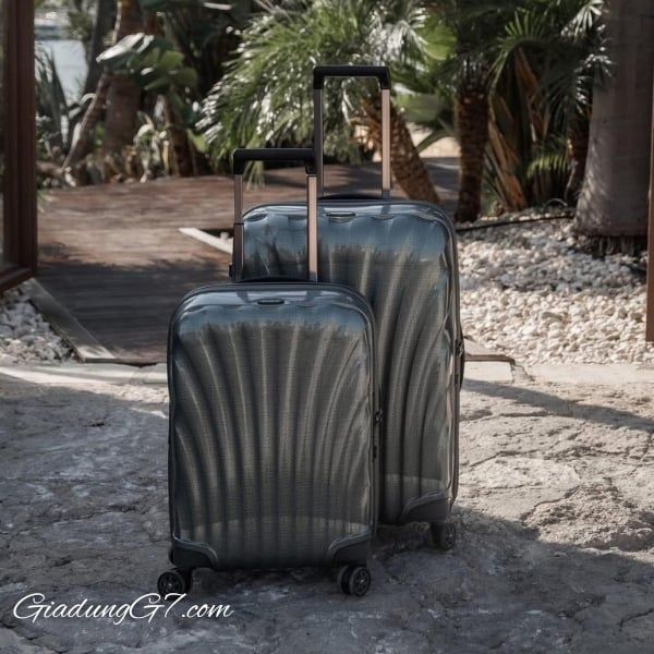 Vali Samsonite C-Lite size 28 màu xanh Metallic cực kỳ nhẹ nhờ công nghệ Curv® độc quyền của Samsonite trong ngành hành lý.
