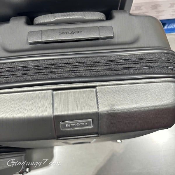 Vali Samsonite Carbon Elite Nội thất thông minh – Giữ đồ đạc cố định và gọn gàng