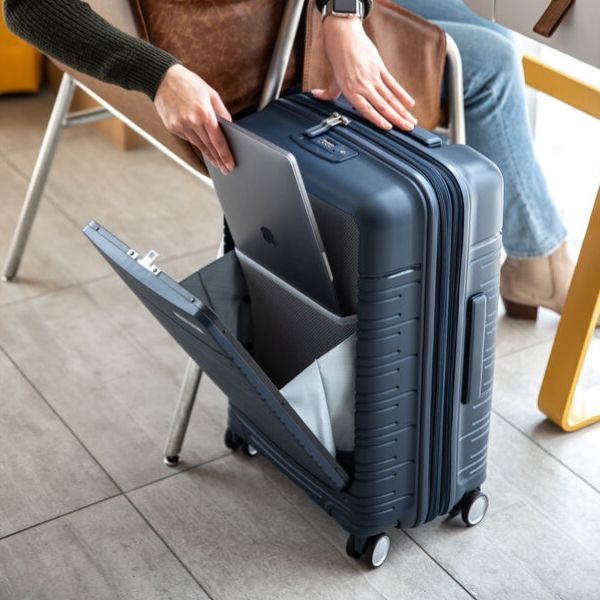 Mang lại sự tiện lợi đầy phong cách trong hành trình tiếp theo của bạn với Vali Samsonite Elevation Plus size 20 Xanh Midnight Blue.