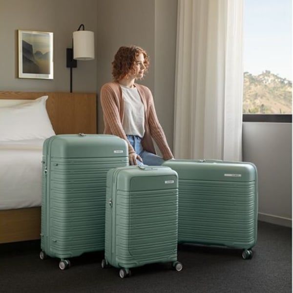 Vali Samsonite Elevation Plus với vỏ Polypropylen Samsonite có khả năng chống va đập và cực nhẹ