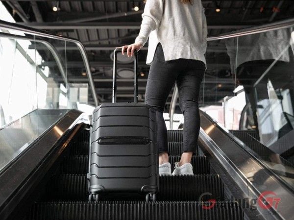 Vali Samsonite Freeform  được trang bị bánh xe xoay đa hướng, giúp bạn di chuyển dễ dàng và linh hoạt trên mọi bề mặt.