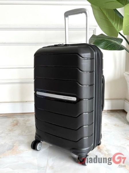 Vali Samsonite Freeform có sẵn trong nhiều kích thước khác nhau, từ cabin size phù hợp với hành lý xách tay đến kích thước lớn hơn cho hành lý ký gửi