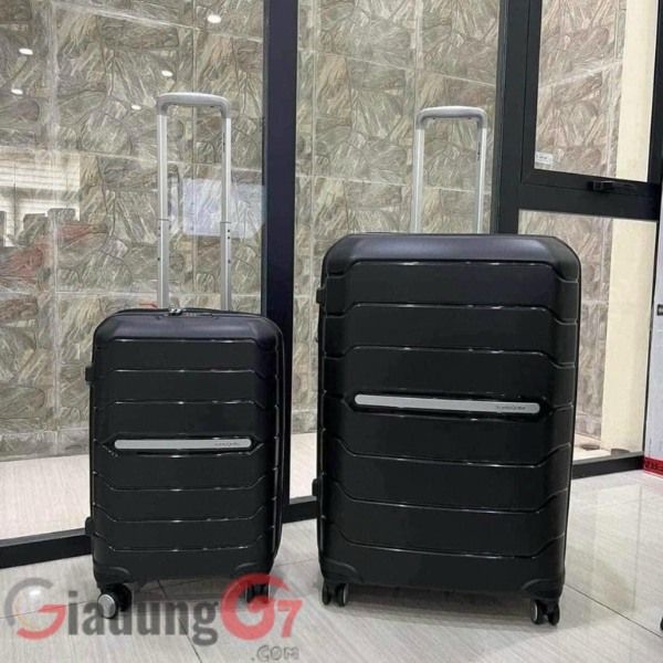 Vali Samsonite Freeform được làm từ vật liệu chịu lực và bền bỉ như polycarbonate hoặc polypropylene. Chúng giúp vali chống chịu va đập, trầy xước và hạn chế tổn thương từ các yếu tố bên ngoài.
