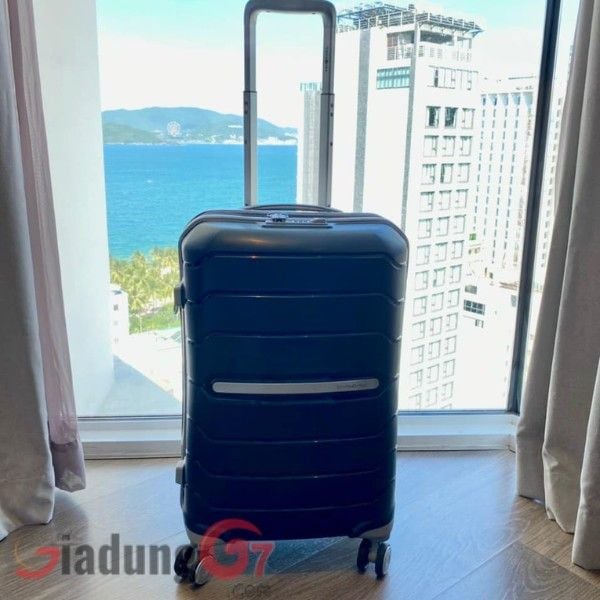 Vali Samsonite Freeform màu xanh navy phù hợp với cả nam và nữ, màu cực kỳ sạch và nhã nhặn
