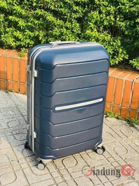 Vali Samsonite Freeform màu xanh navy phù hợp với cả nam và nữ, màu cực kỳ sạch và nhã nhặn