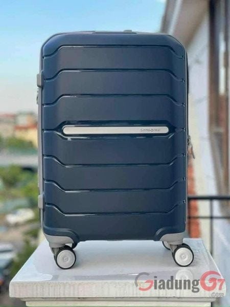 Vali Samsonite Freeform màu xanh navy phù hợp với cả nam và nữ, màu cực kỳ sạch và nhã nhặn