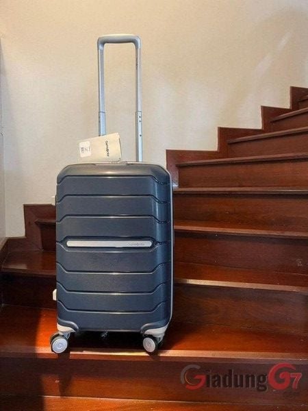 Vali Samsonite Freeform màu xanh navy phù hợp với cả nam và nữ, màu cực kỳ sạch và nhã nhặn