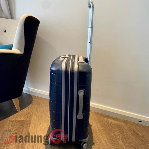 Vali Samsonite Freeform màu xanh navy phù hợp với cả nam và nữ, màu cực kỳ sạch và nhã nhặn