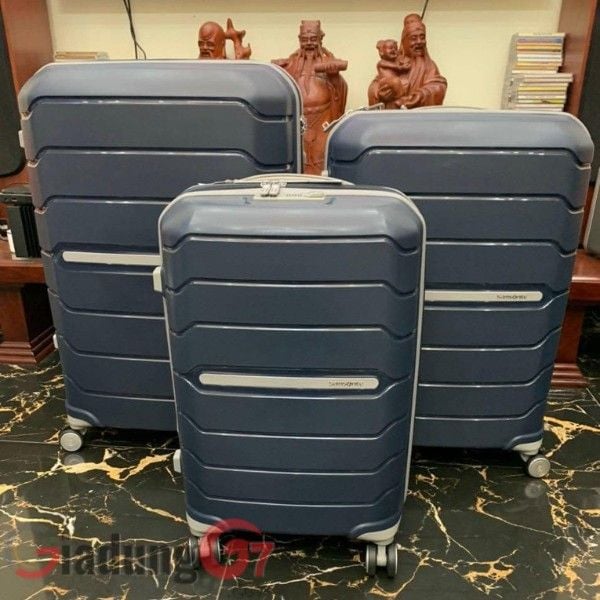 Vali Samsonite Freeform màu xanh navy có nhiều size&nbsp;để bạn lựa chọn