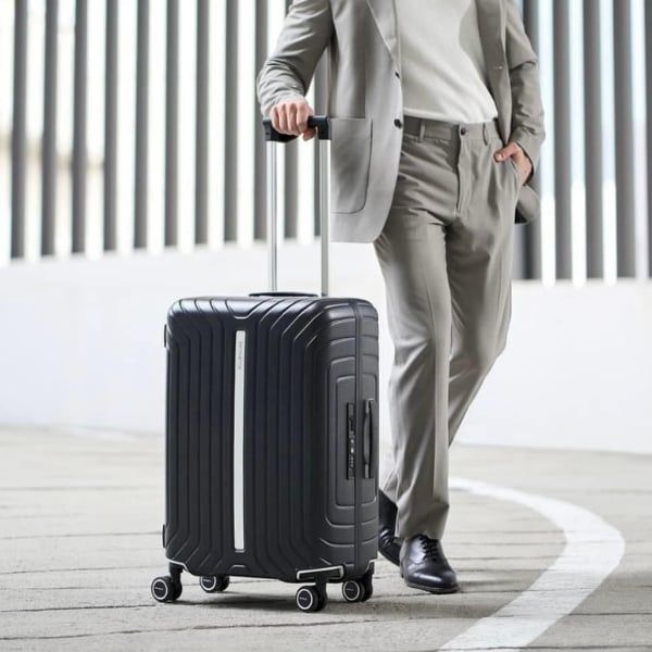 Hãy bước ra ngoài với chiếc Vali Samsonite Lite-Frame Spinner / Lite Frame - Size 20 cabin thời trang và nhẹ