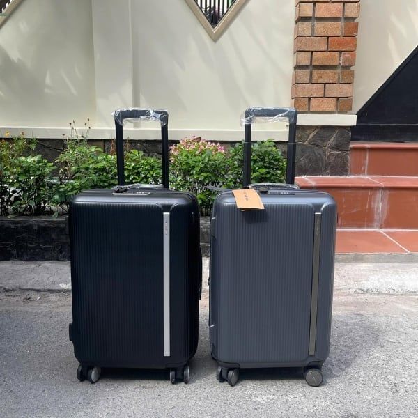 Vali Samsonite Myton size 20/28 màu Đen/Ghi Có thể mở rộng để tăng không gian đóng gói