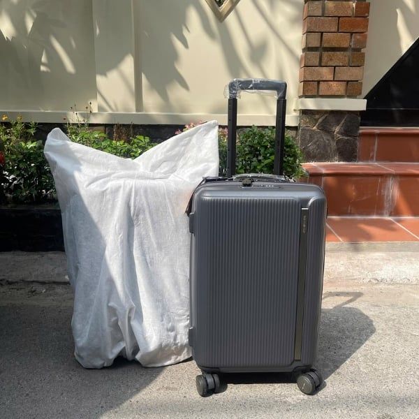 Thiết kế ấn tượng của Vali Samsonite Myton size 20/28 màu Ghi đáp ứng mọi nhu cầu của du khách