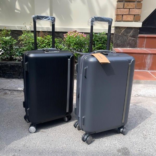 Vali Samsonite Myton size 20/28 màu Đen/Ghi Có thể mở rộng để tăng không gian đóng gói