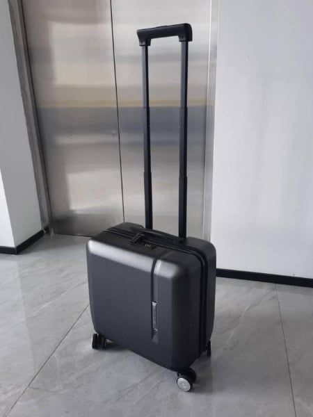 Vali Samsonite Novaire size 18inch với Chất liệu Makrolon Polycarbonate