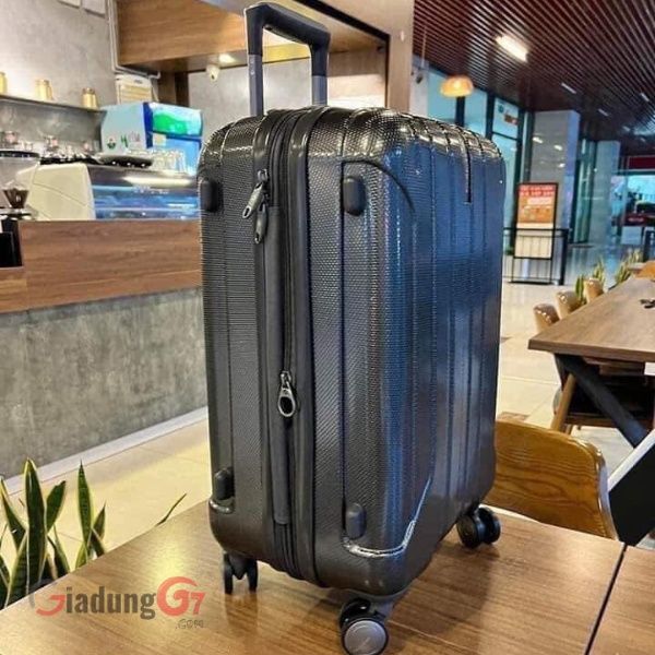 Vali Samsonite On Air 3 với kết cấu tổ ong và các chi tiết phối màu kết hợp với nhau để tạo ra một đường nét chắc chắn sẽ gây ấn tượng mạnh!