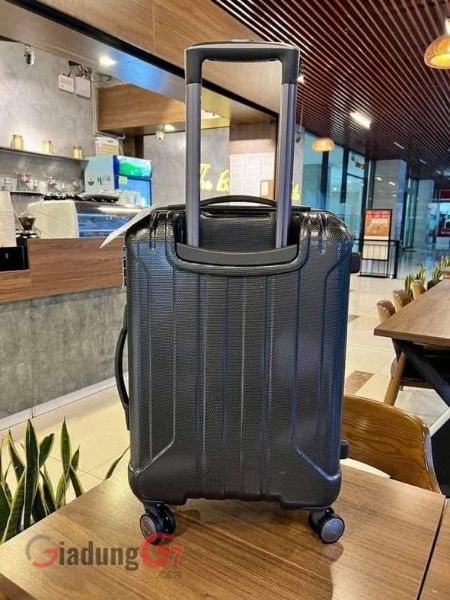 Vali Samsonite On Air 3 có kiểu dáng rất thời trang, với các đường nét đơn giản và hiện đại