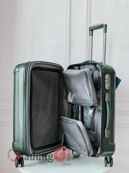 Vali Samsonite On Air 3 có sức chứa lớn mang lại không gian đựng đồ rộng rãi. 2 khối đựng đồ có thể tháo rời cũng tạo lực nén giúp quần áo không bị nhăn