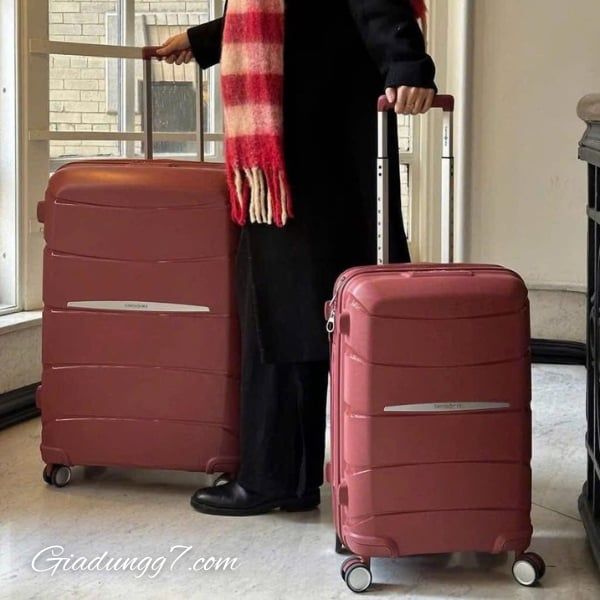Vali Samsonite Outline Pro size 28 màu Đỏ mang đến thiết kế đột phá, nhanh chóng trở thành biểu tượng cho những chuyến đi đầy tự tin