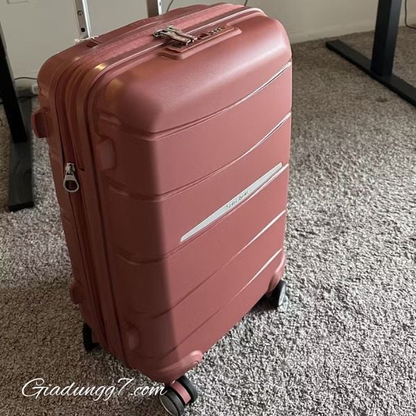 Vali Samsonite Outline Pro size 28 màu Đỏ Vải lót bên trong Recyclex® được làm từ 100% chai nhựa tái chế