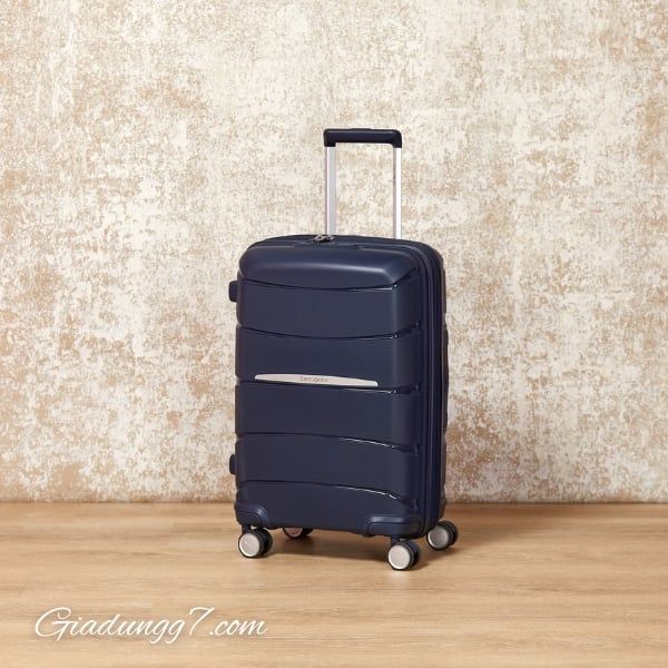 Vali Samsonite Outline Pro size 20 màu xanh Navy mang đến thiết kế đột phá, nhanh chóng trở thành biểu tượng cho những chuyến đi đầy tự tin
