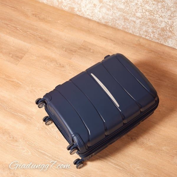 Vali Samsonite Outline Pro size 20 màu xanh Navy Tay cầm xe đẩy có thể thu vào tiện dụng với khả năng điều chỉnh Right Height™ nhiều điểm dừng