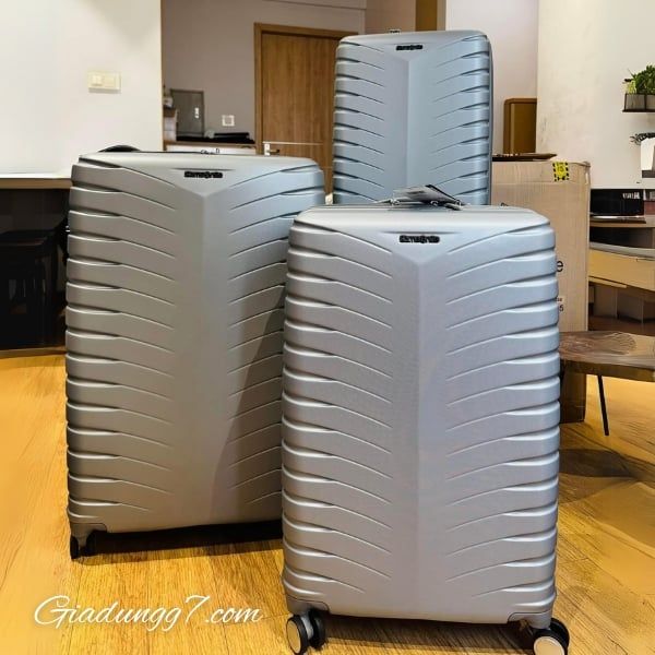 Set 3 Vali Samsonite Pivot 3 màu bạc (S/M/L) Cơ chế khóa kết hợp không cần chìa khóa được TSA chấp thuận tăng cường tính bảo mật.