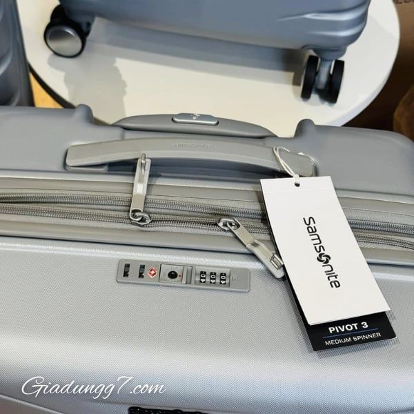 Set 3 Vali Samsonite Pivot 3 màu bạc (S/M/L) Làm từ 100% chai nhựa tái chế – vừa thân thiện môi trường, vừa sang trọng, dễ vệ sinh.