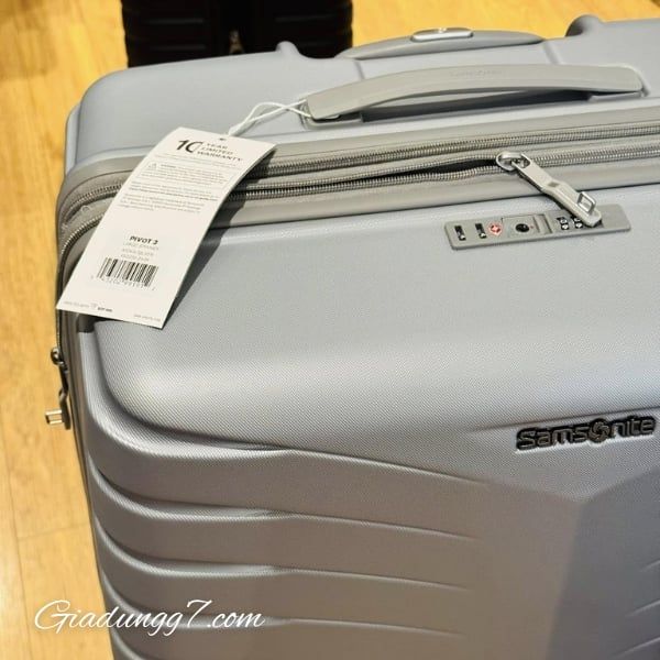 Set 3 Vali Samsonite Pivot 3 màu bạc (S/M/L) Làm từ 100% chai nhựa tái chế – vừa thân thiện môi trường, vừa sang trọng, dễ vệ sinh.