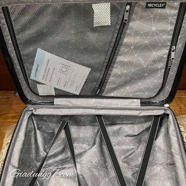 Set 3 Vali Samsonite Pivot 3 màu bạc (S/M/L) Làm từ 100% chai nhựa tái chế – vừa thân thiện môi trường, vừa sang trọng, dễ vệ sinh.