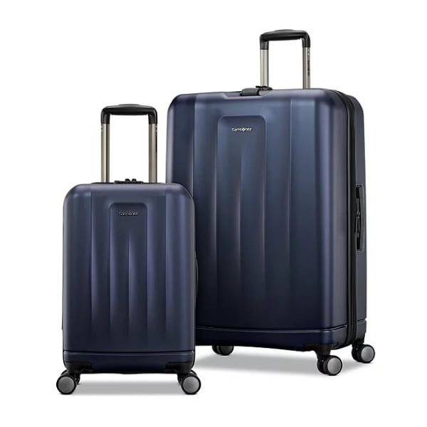 Vỏ polycarbonate nhẹ và bền của Bộ Vali Samsonite Ridgeway Hardside size 20/28 giúp chống lại sự hao mòn trong mọi chuyến đi.