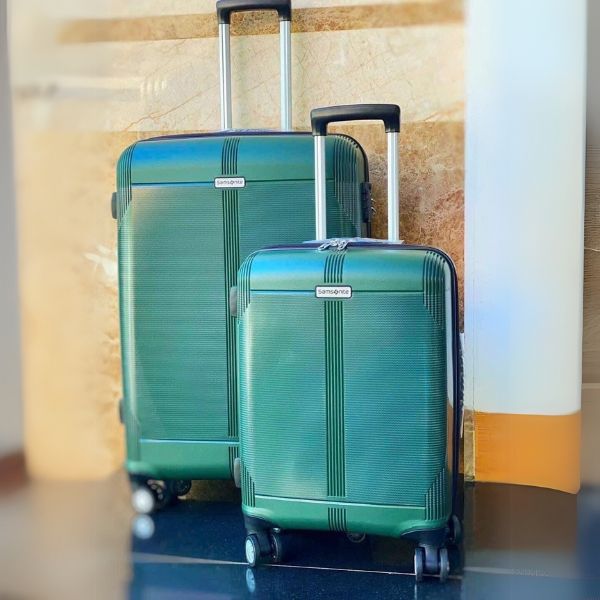 Vali Samsonite Supra DLX Giữ cho thiết bị của bạn được sạc và đồ đạc của bạn được bảo vệ.