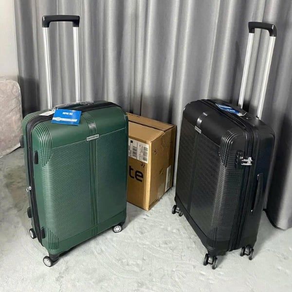 Vali Samsonite Supra DLX Giữ cho thiết bị của bạn được sạc và đồ đạc của bạn được bảo vệ.